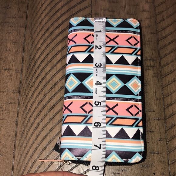 NWT Vegan Southwest Look 👀 Zip Wallet. Zip and card compartments. Secure! - Picture 11 of 17